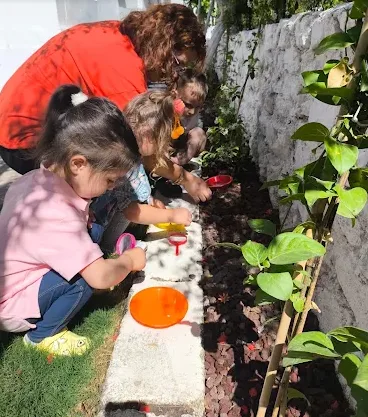 Motto Kids'te bahçede keşif ve duyusal etkinlik yapan çocuklar