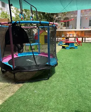 Bahçede trambolin ve çim oyun alanı